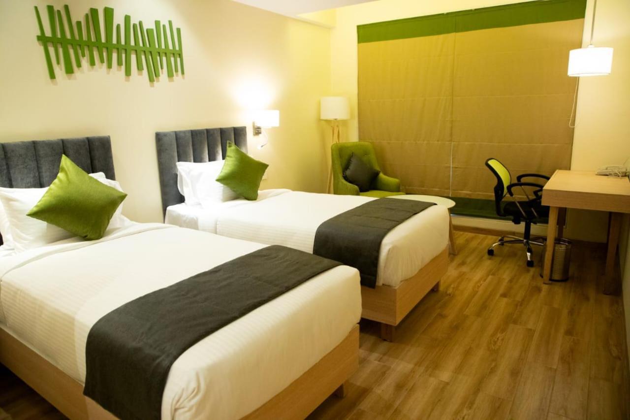Regenta Central Harsha Vapi Pardi Екстер'єр фото