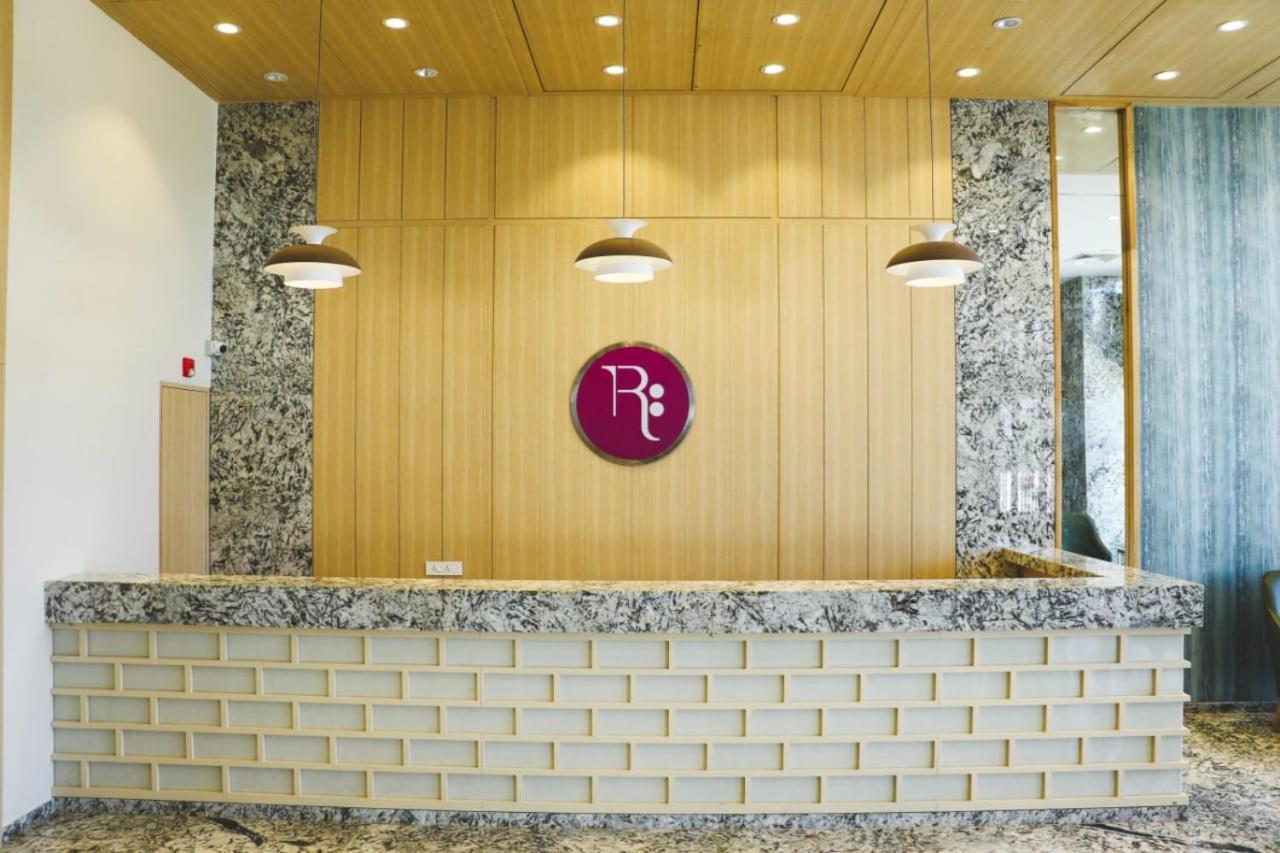 Regenta Central Harsha Vapi Pardi Екстер'єр фото